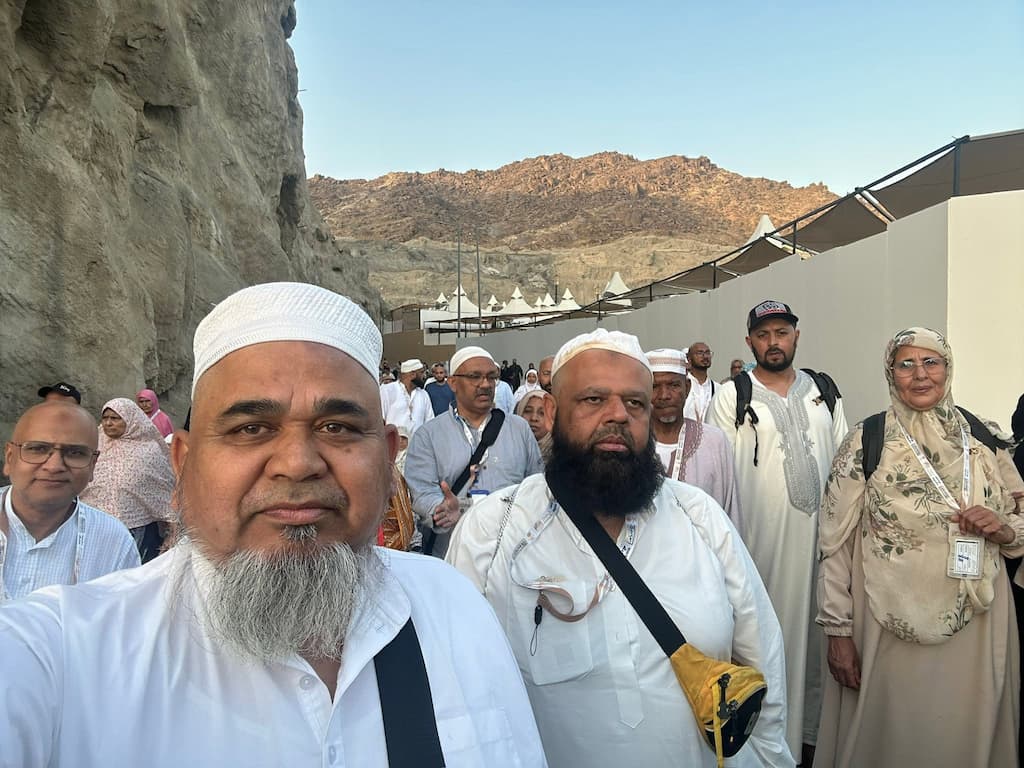 Dr. Irfan posing with a group of Haj pilgrims from Aligarh